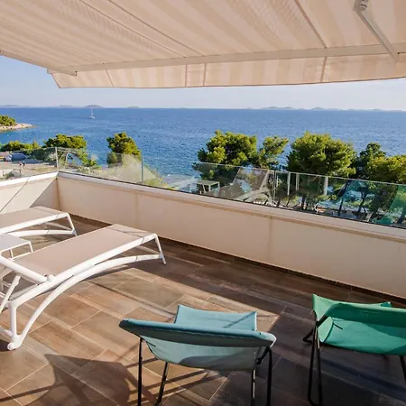 Exclusive Seaside Dream Apartment Murter